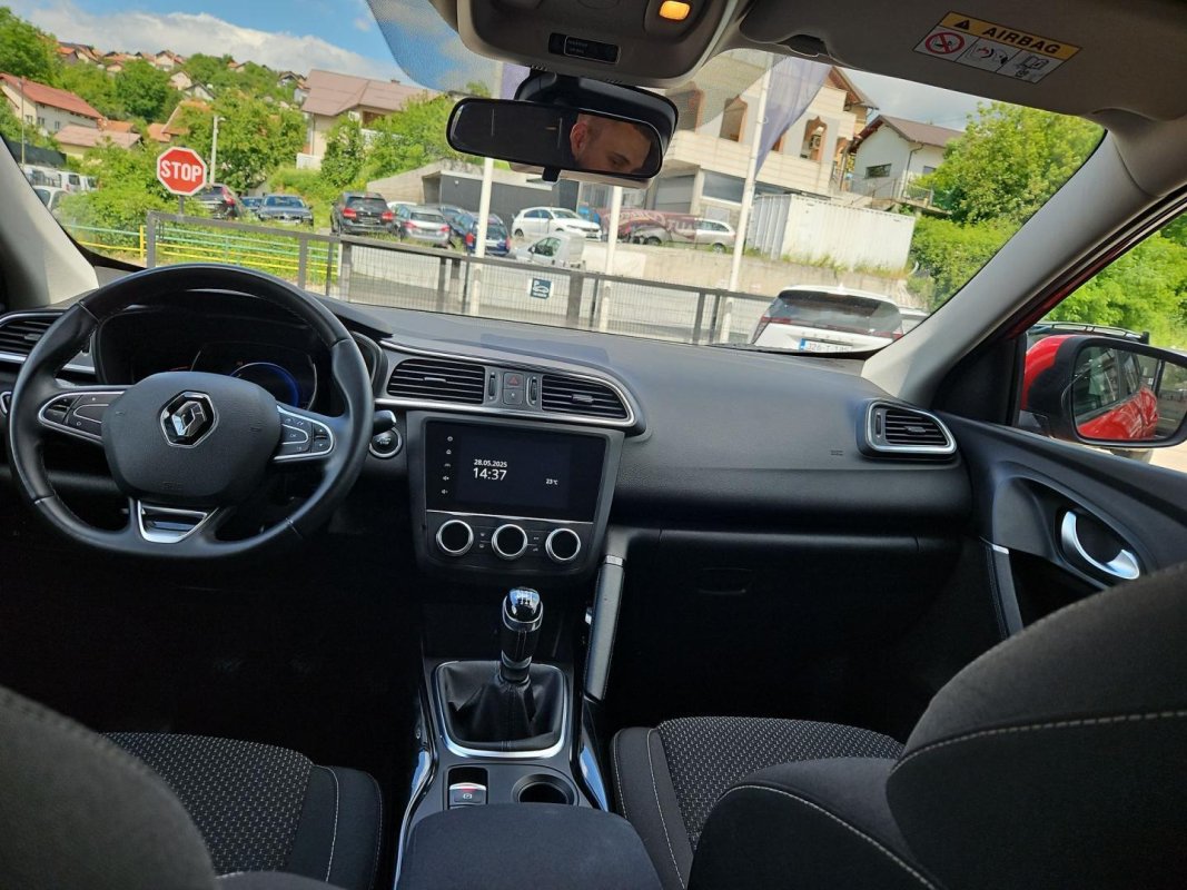 Automobil