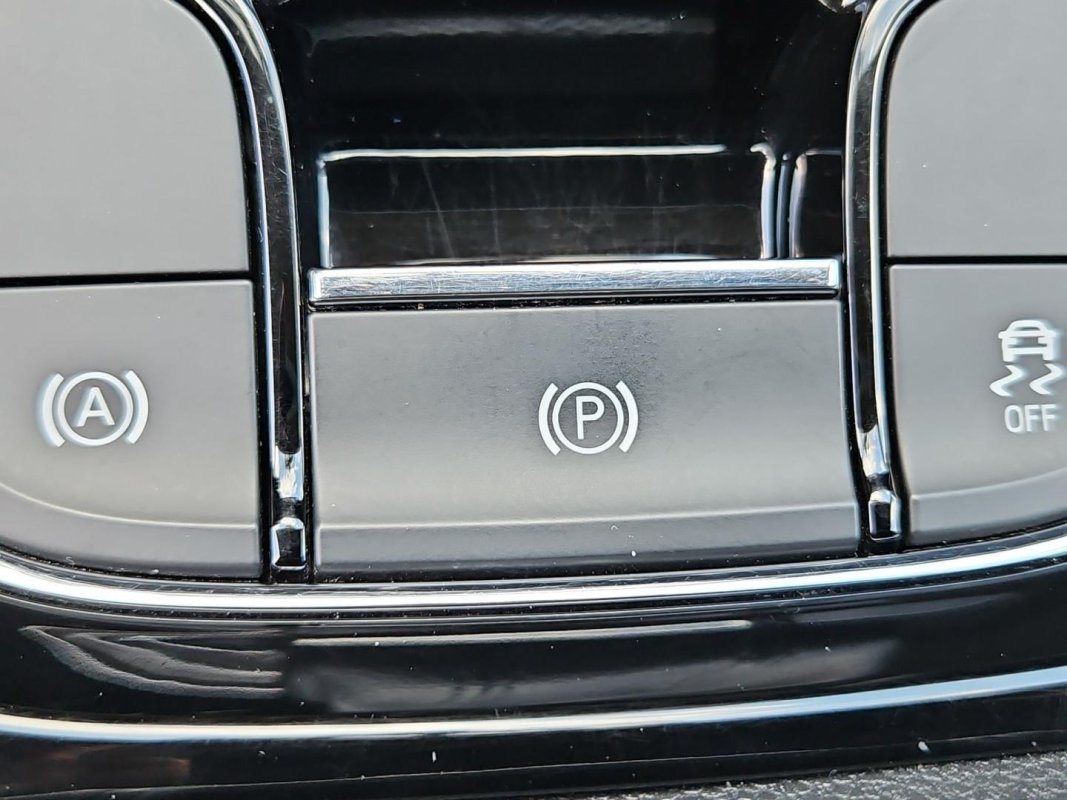 Automobil
