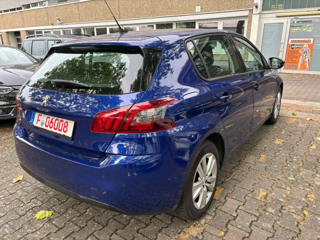 Automobil
