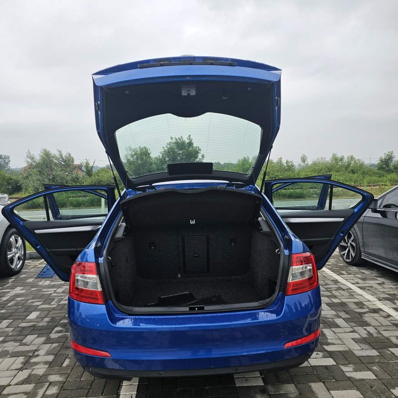 Automobil