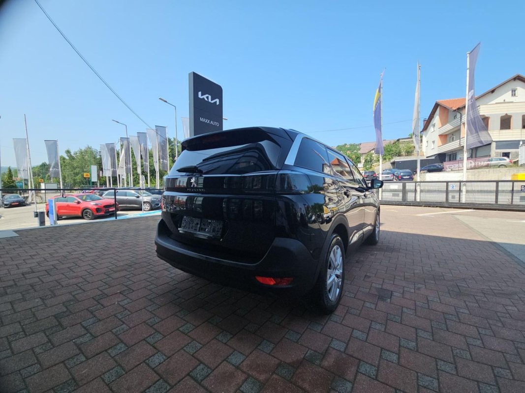 Automobil