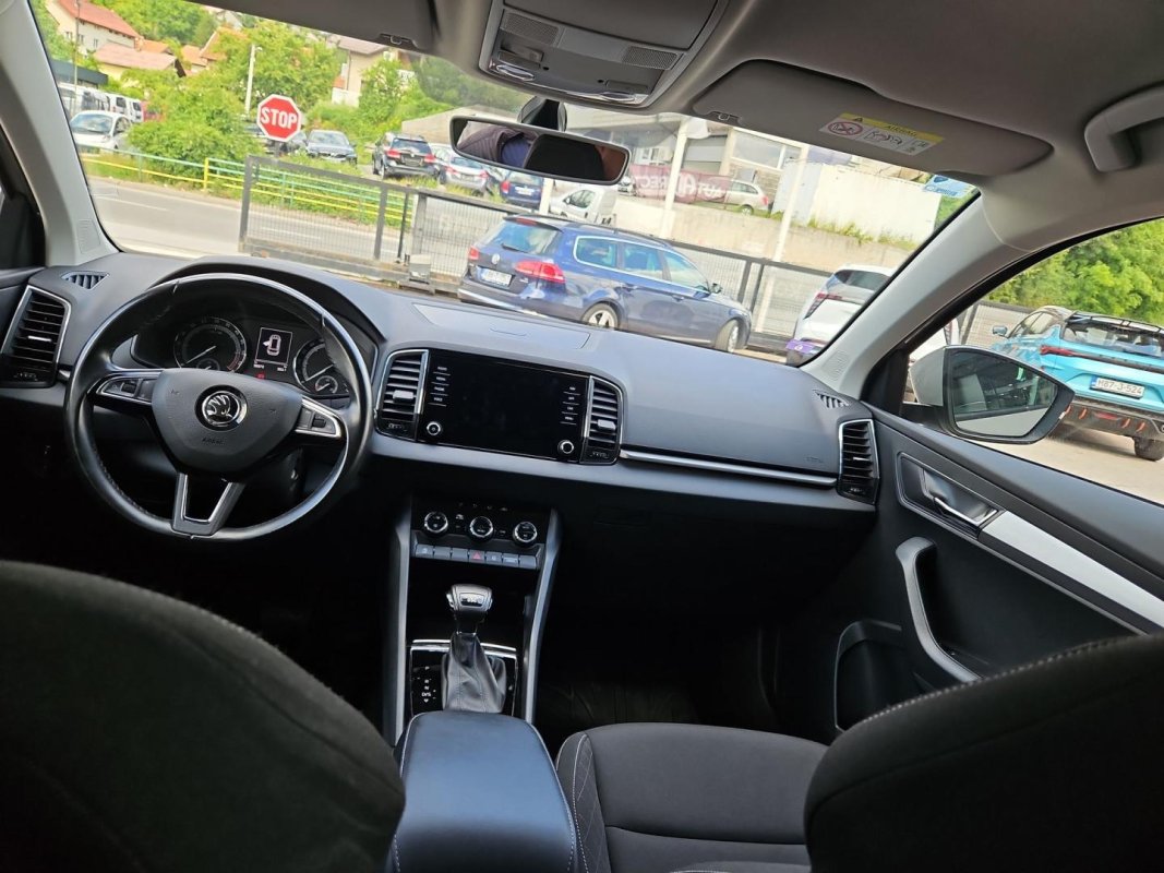 Automobil