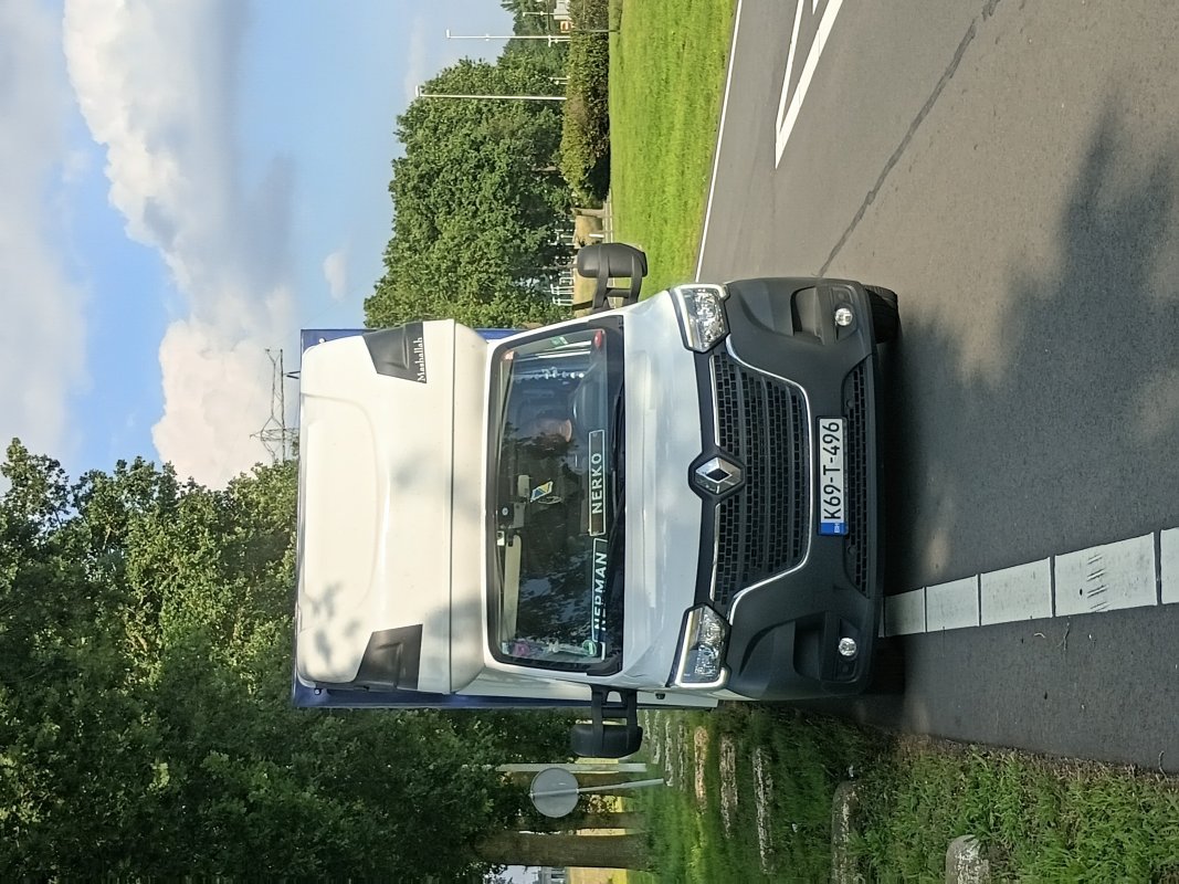 Automobil
