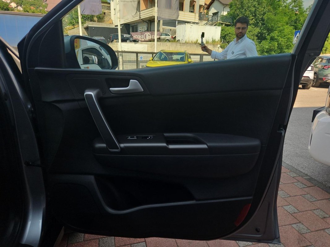 Automobil