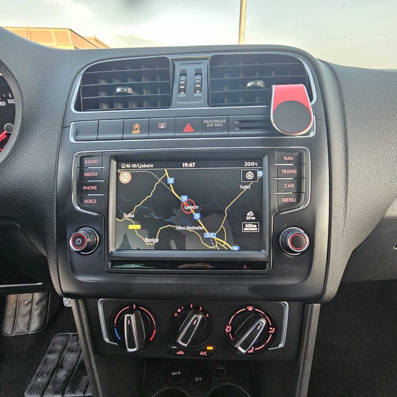 Automobil