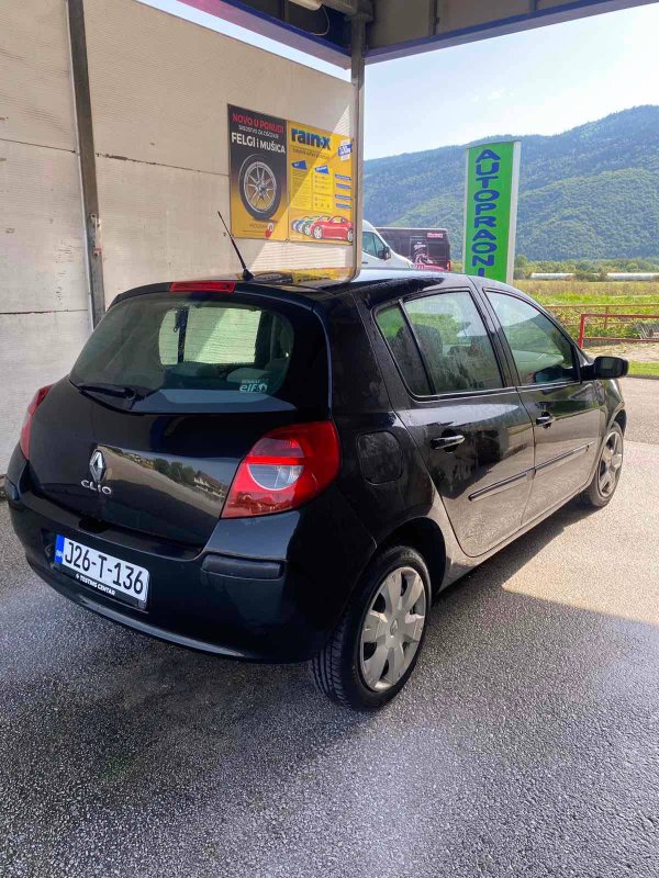 Automobil