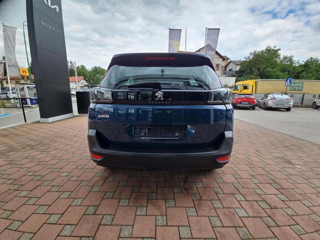 Automobil