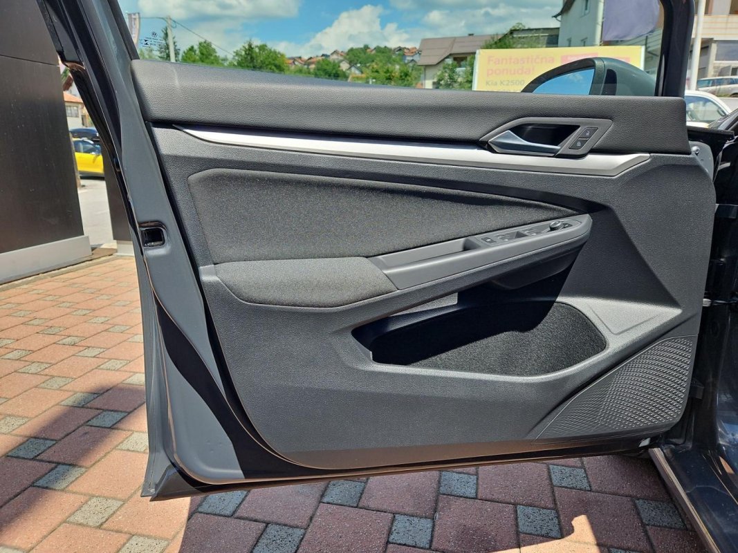 Automobil
