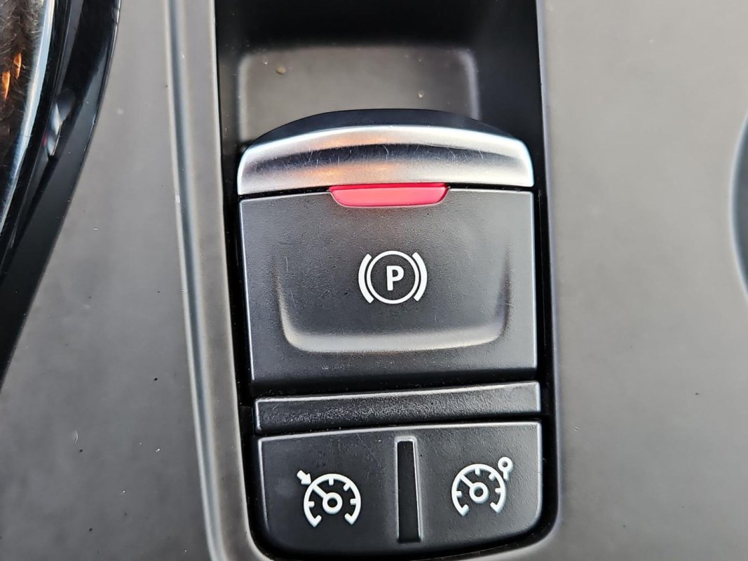 Automobil