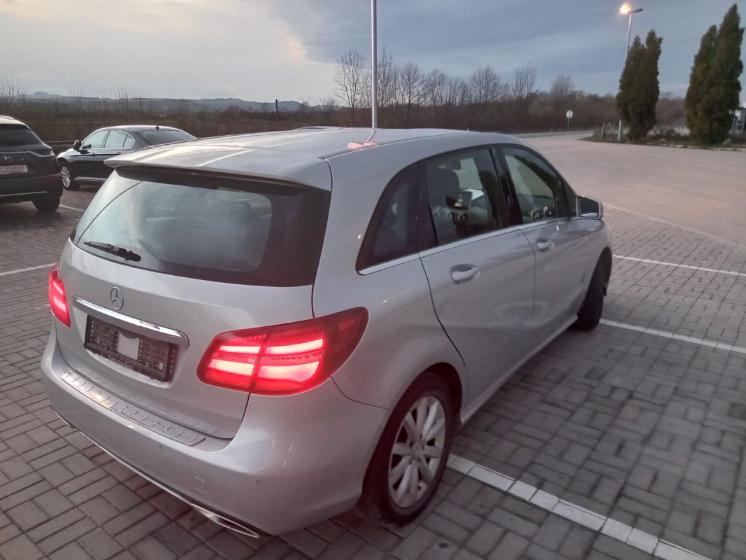 Automobil