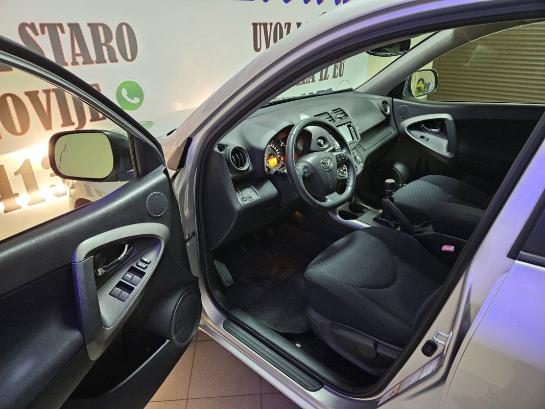 Automobil