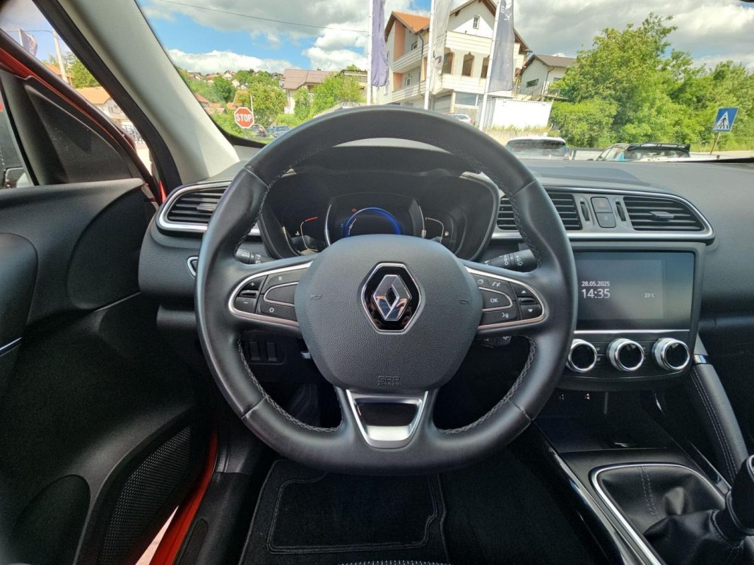 Automobil