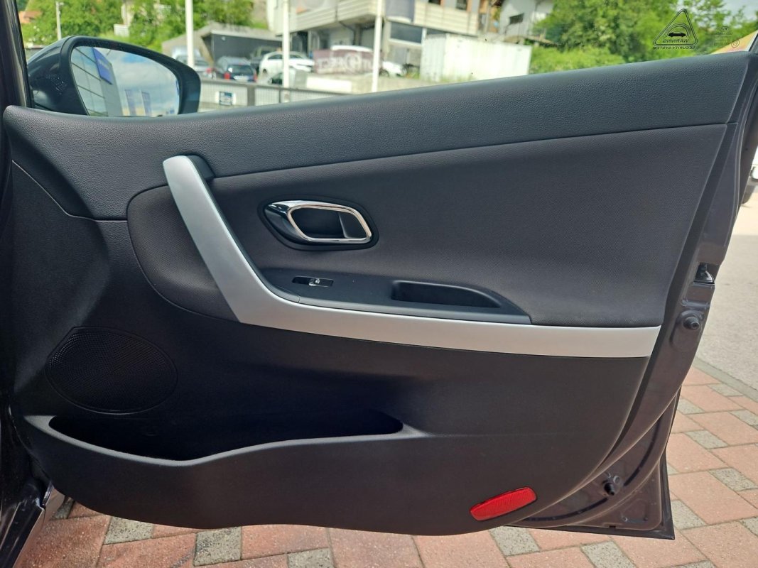 Automobil