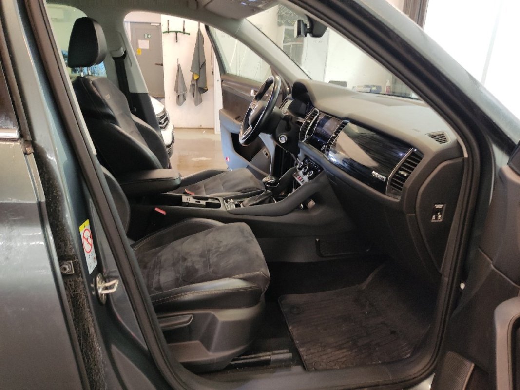 Automobil