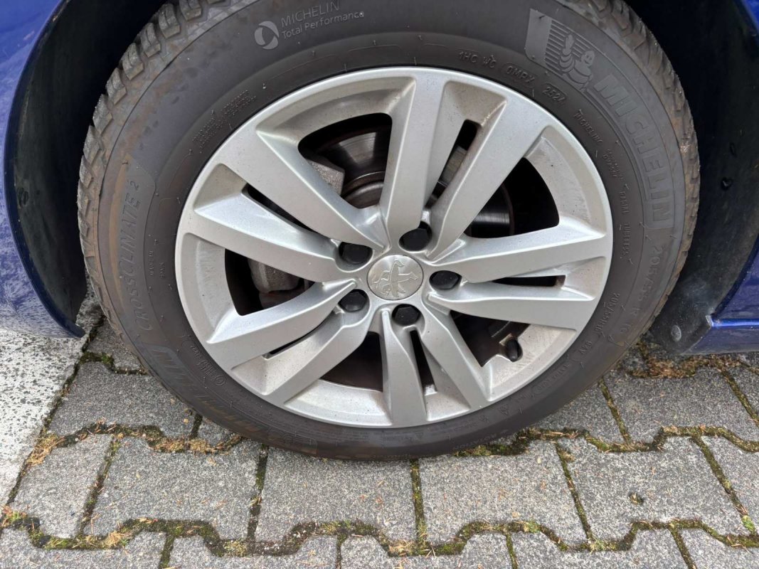 Automobil