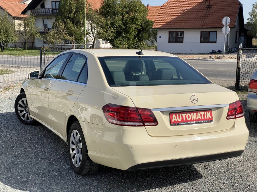 Automobil
