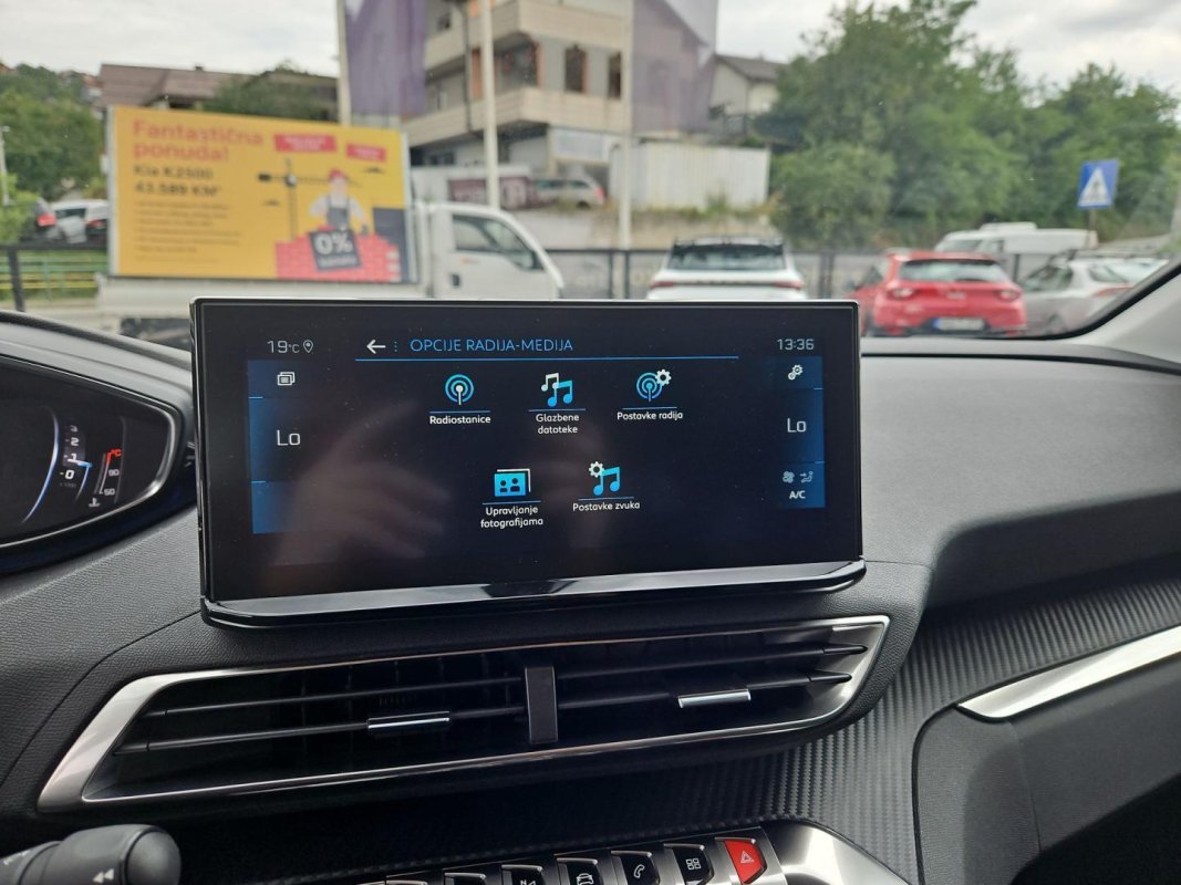 Automobil