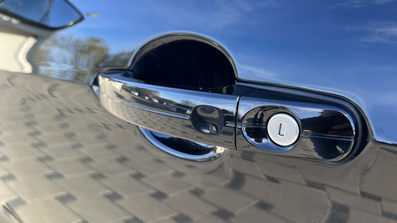 Automobil