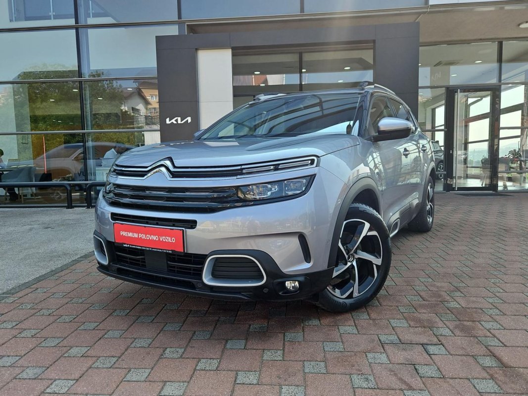 Automobil