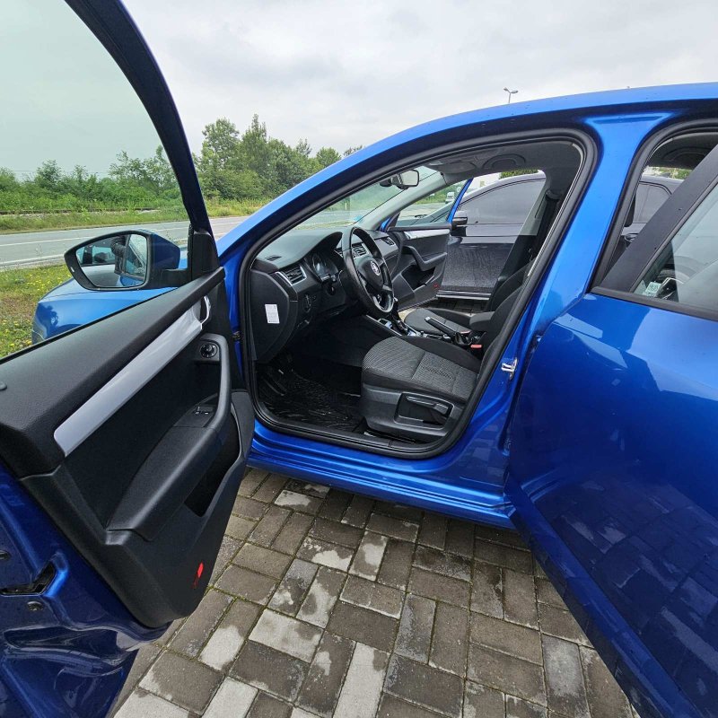 Automobil