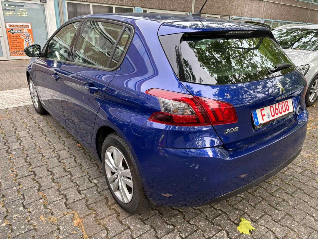 Automobil