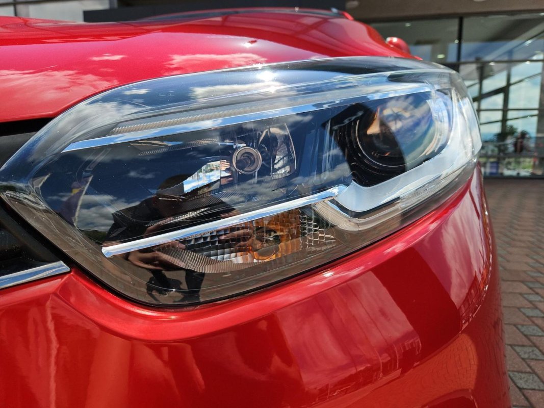 Automobil