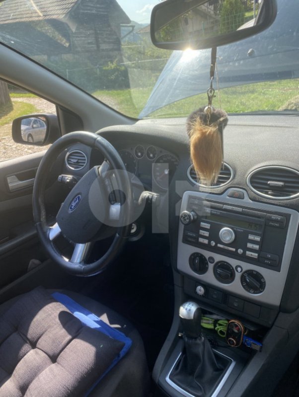 Automobil