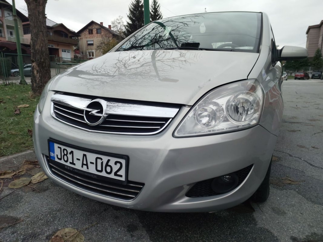 Automobil