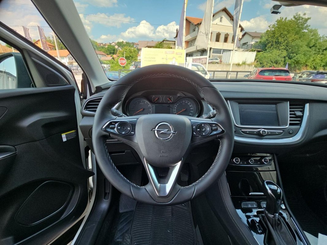 Automobil