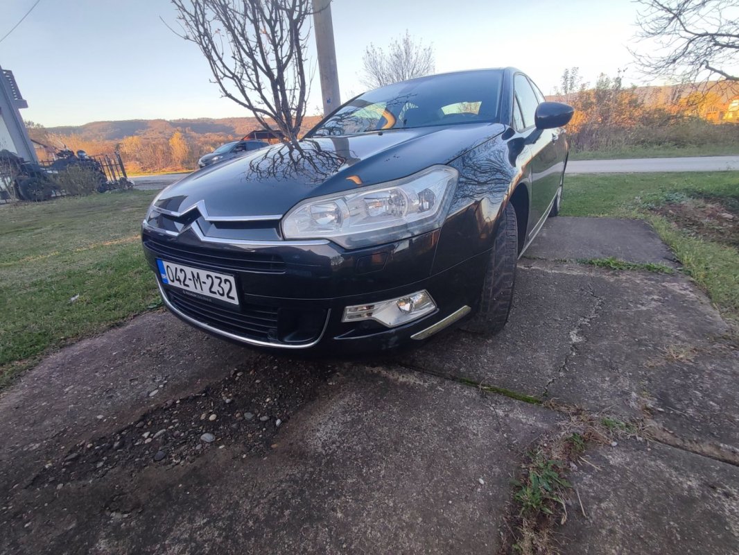 Automobil