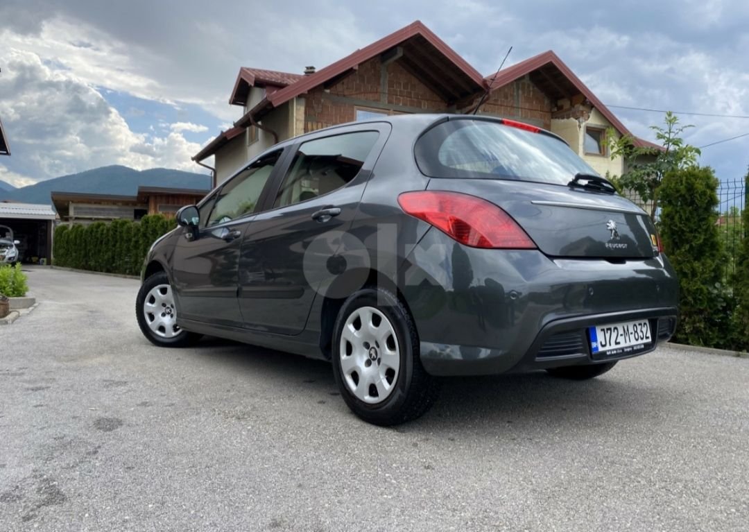 Automobil