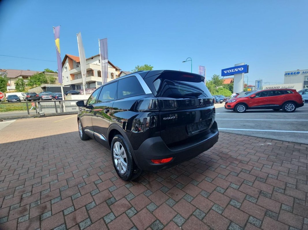 Automobil