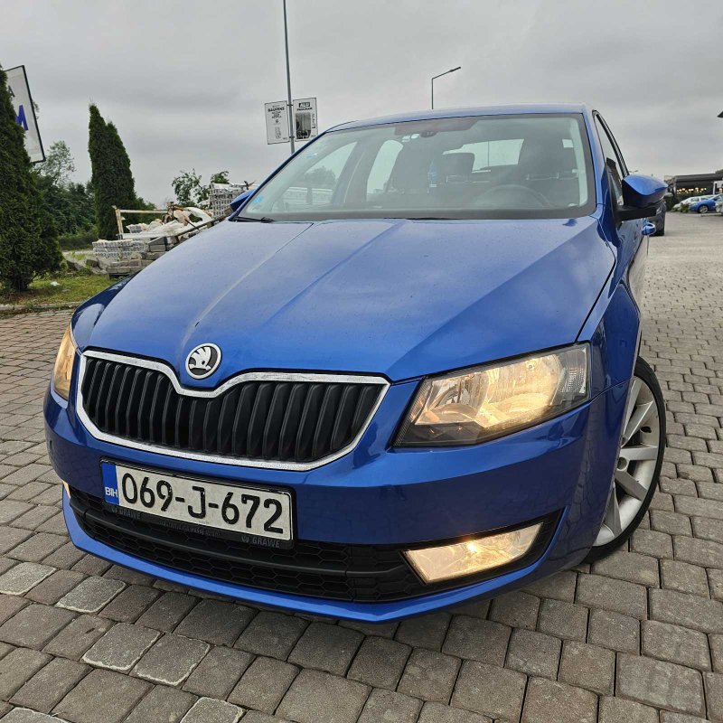 Automobil
