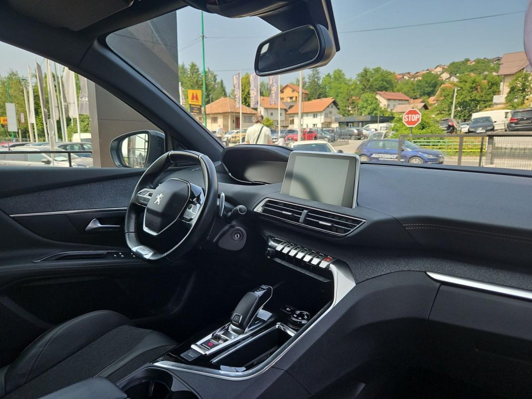 Automobil