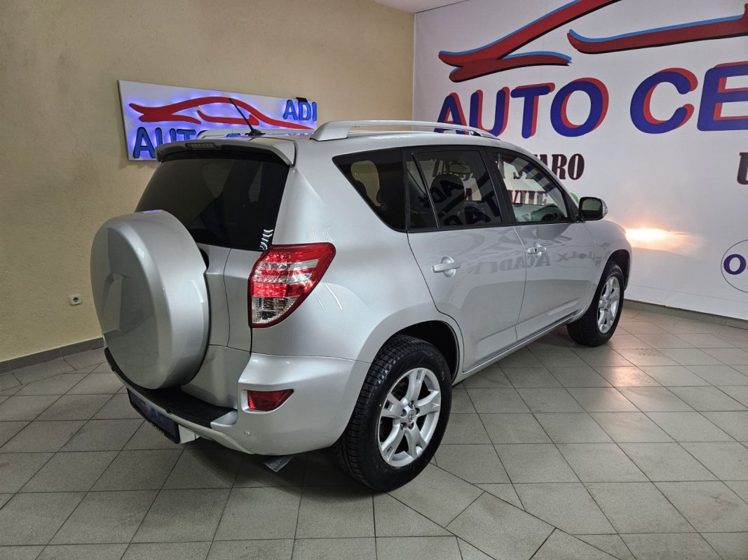 Automobil