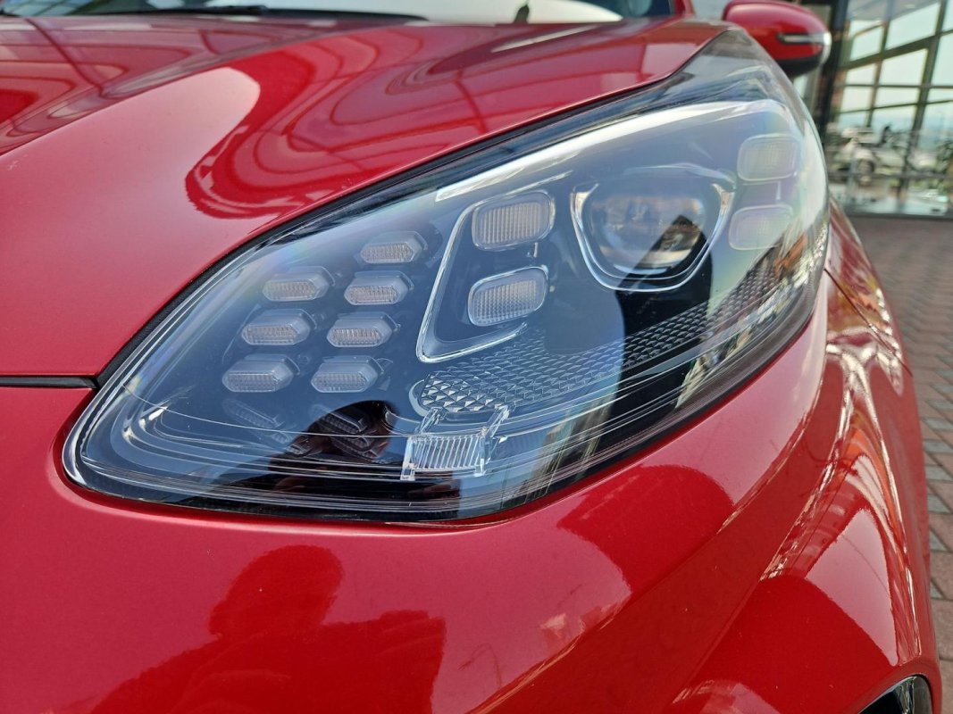 Automobil