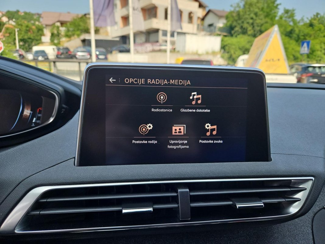Automobil
