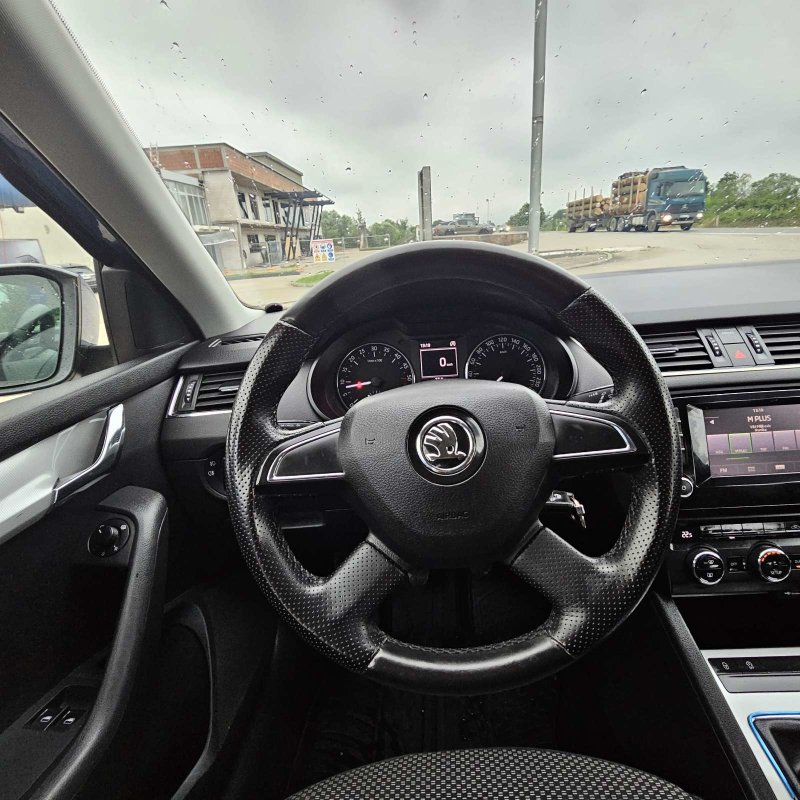 Automobil