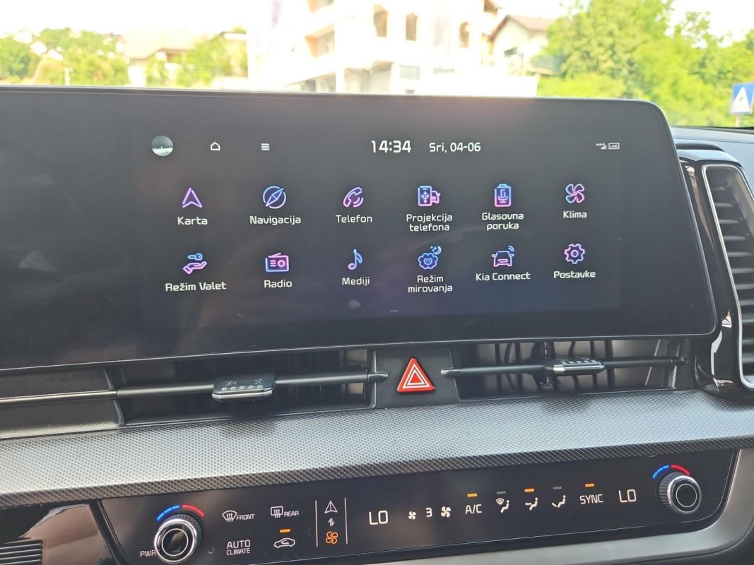 Automobil