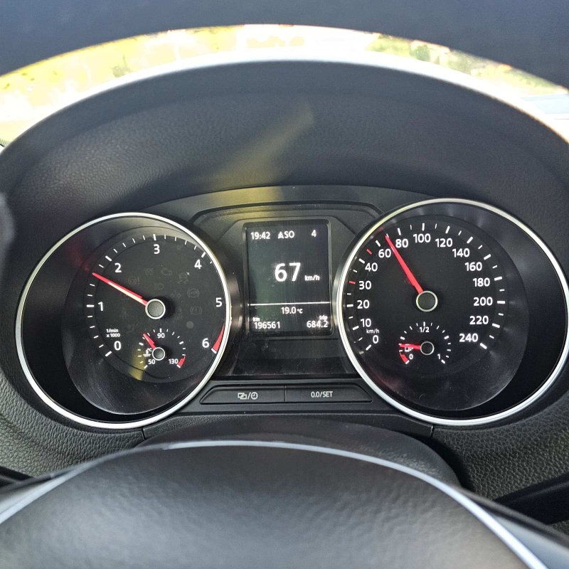 Automobil