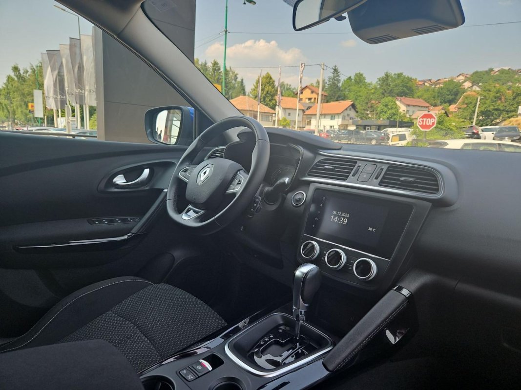 Automobil