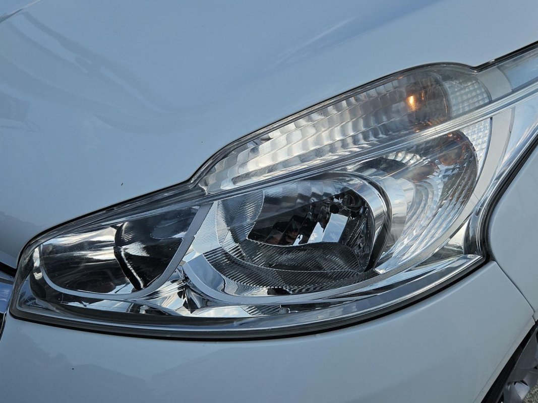 Automobil