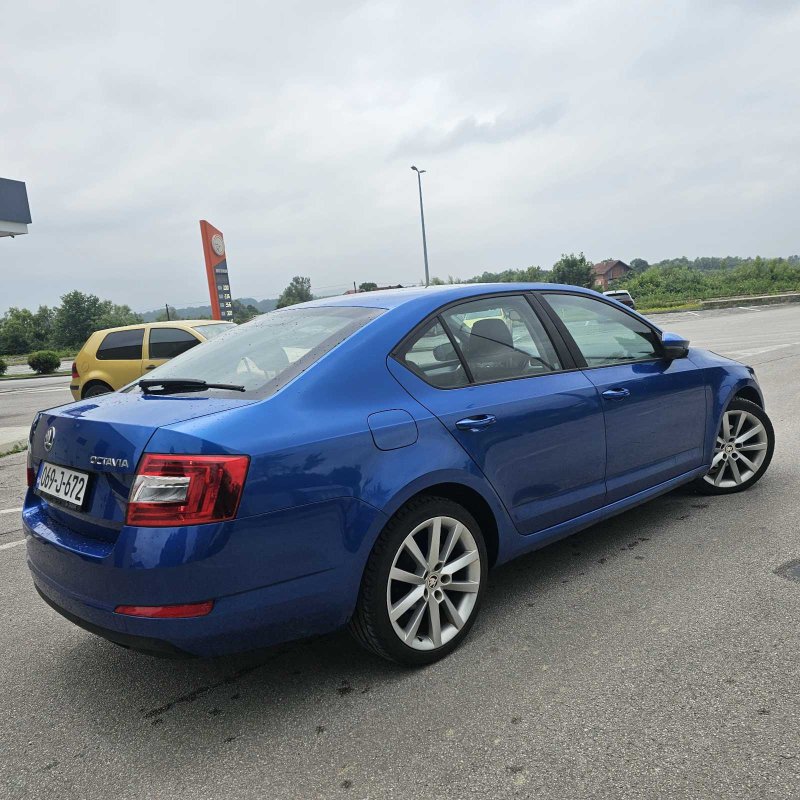 Automobil