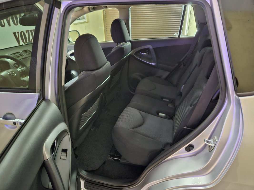 Automobil