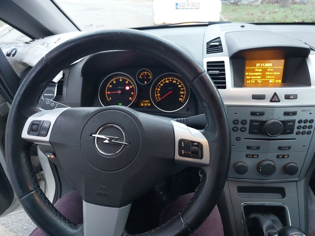 Automobil