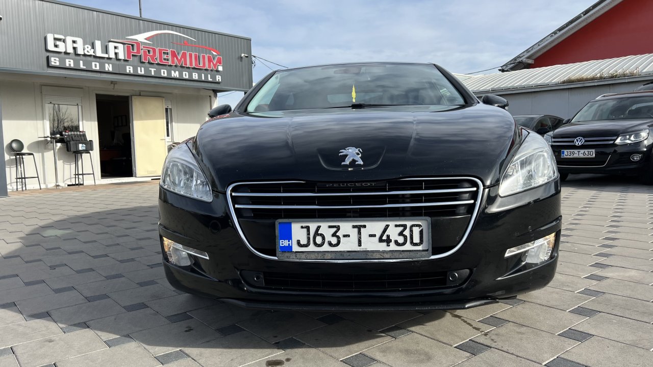 Automobil