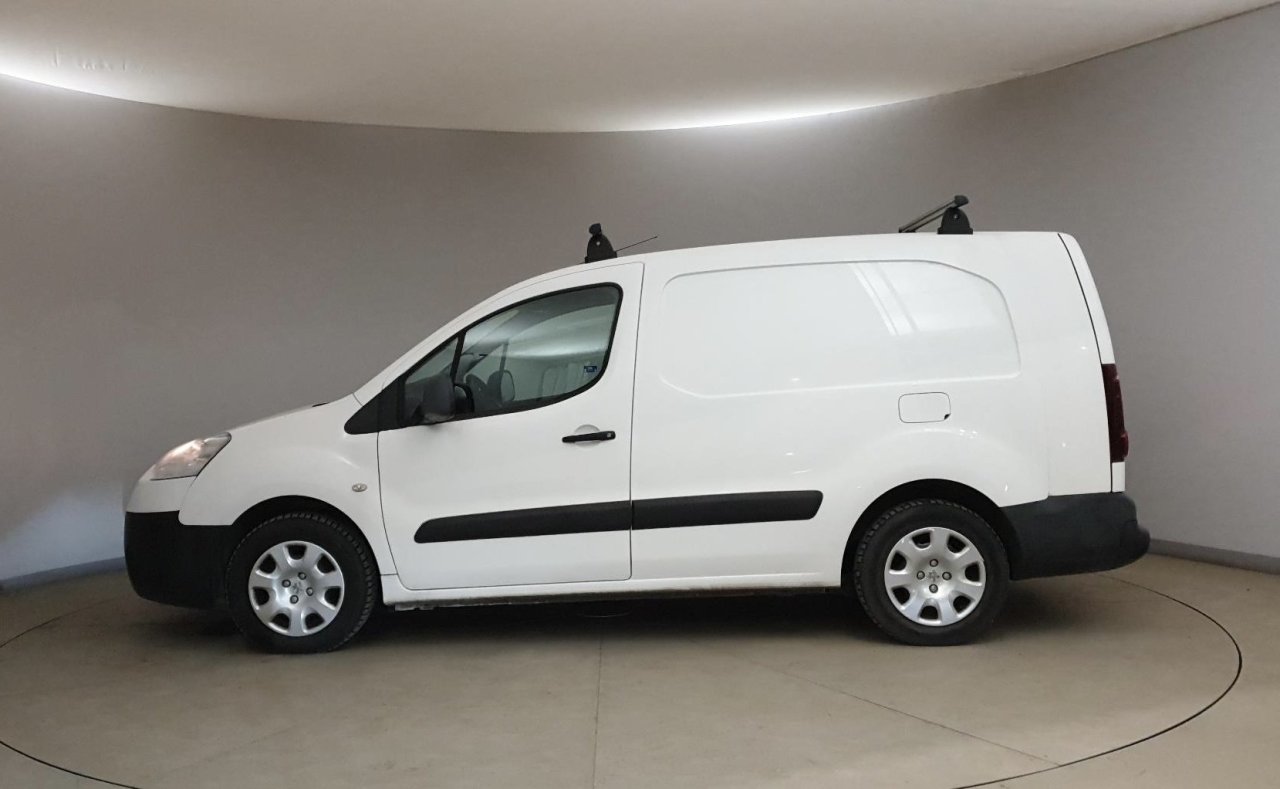Automobil