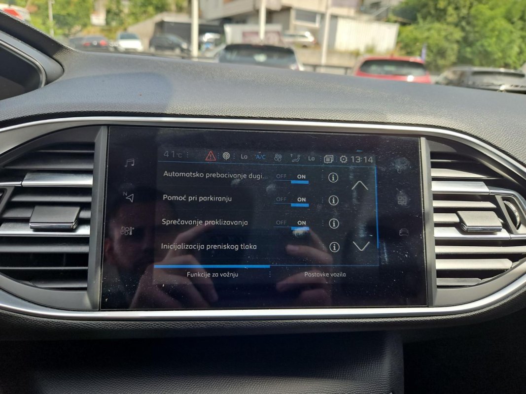 Automobil
