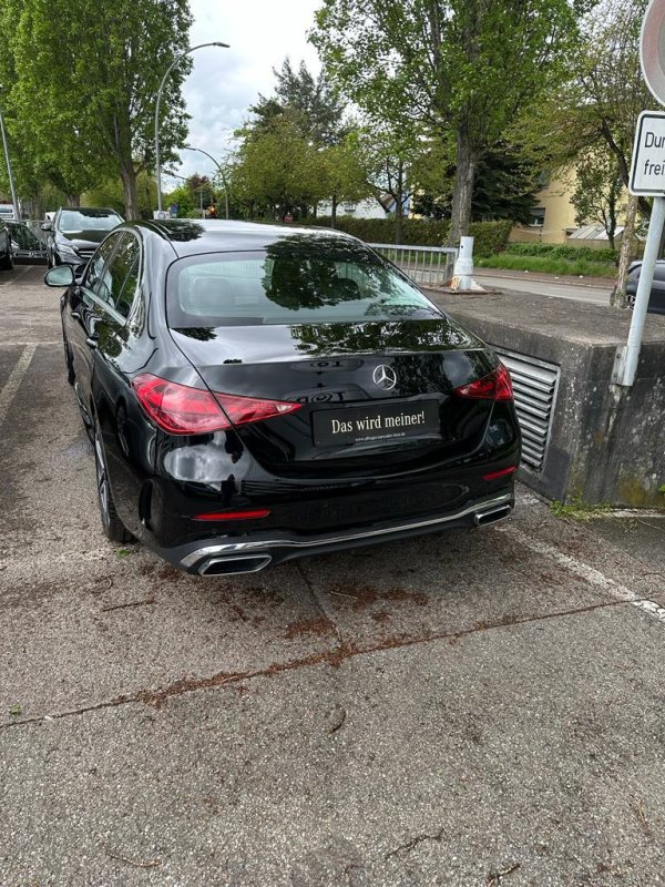 Automobil