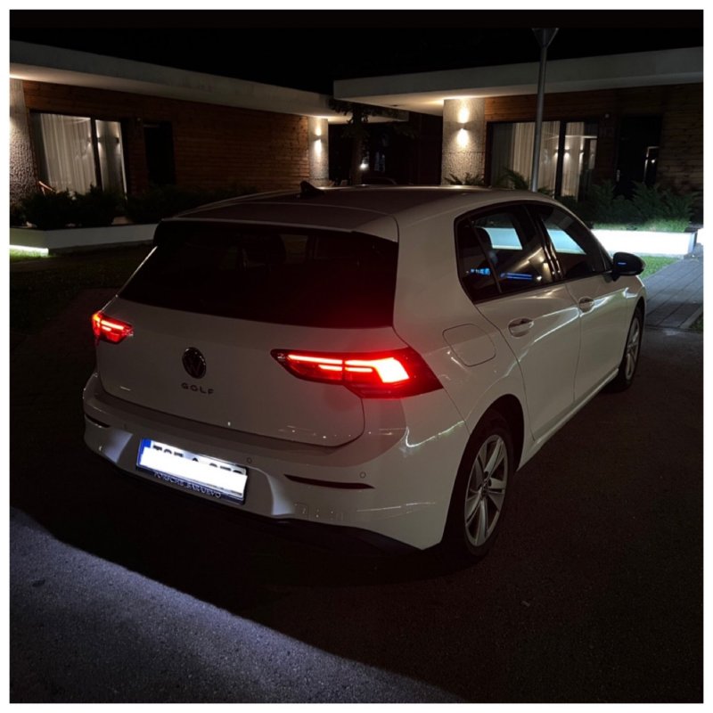 Automobil